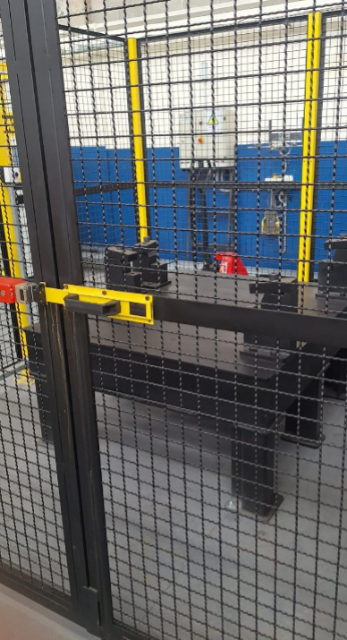 NR12 - Proteção de Máquinas com Barreiras Físicas e Monitoramento Elétrico